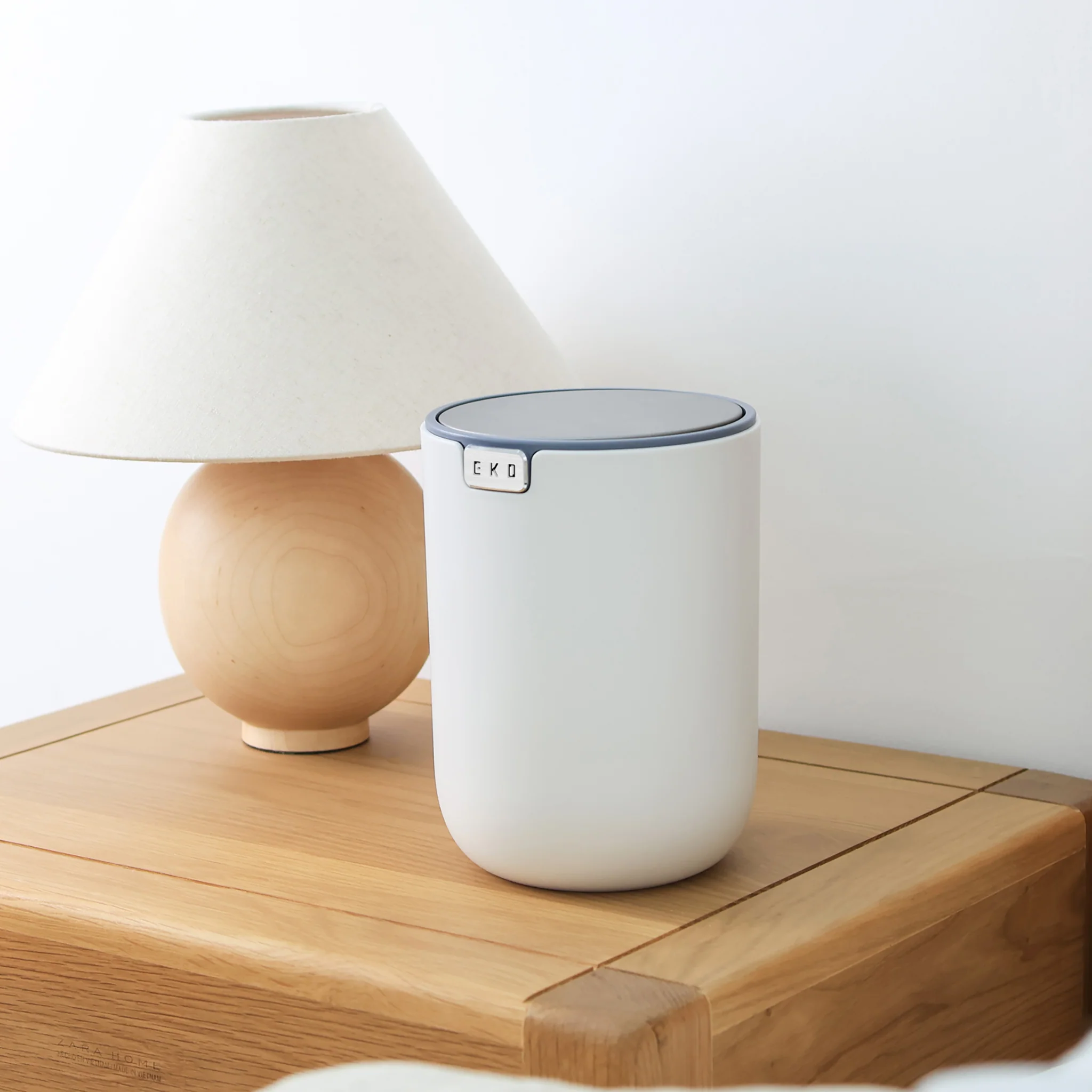 Fandy Table Bin with Swing-Top Lid - White 1.5L / 0.4 Gal - Image 4