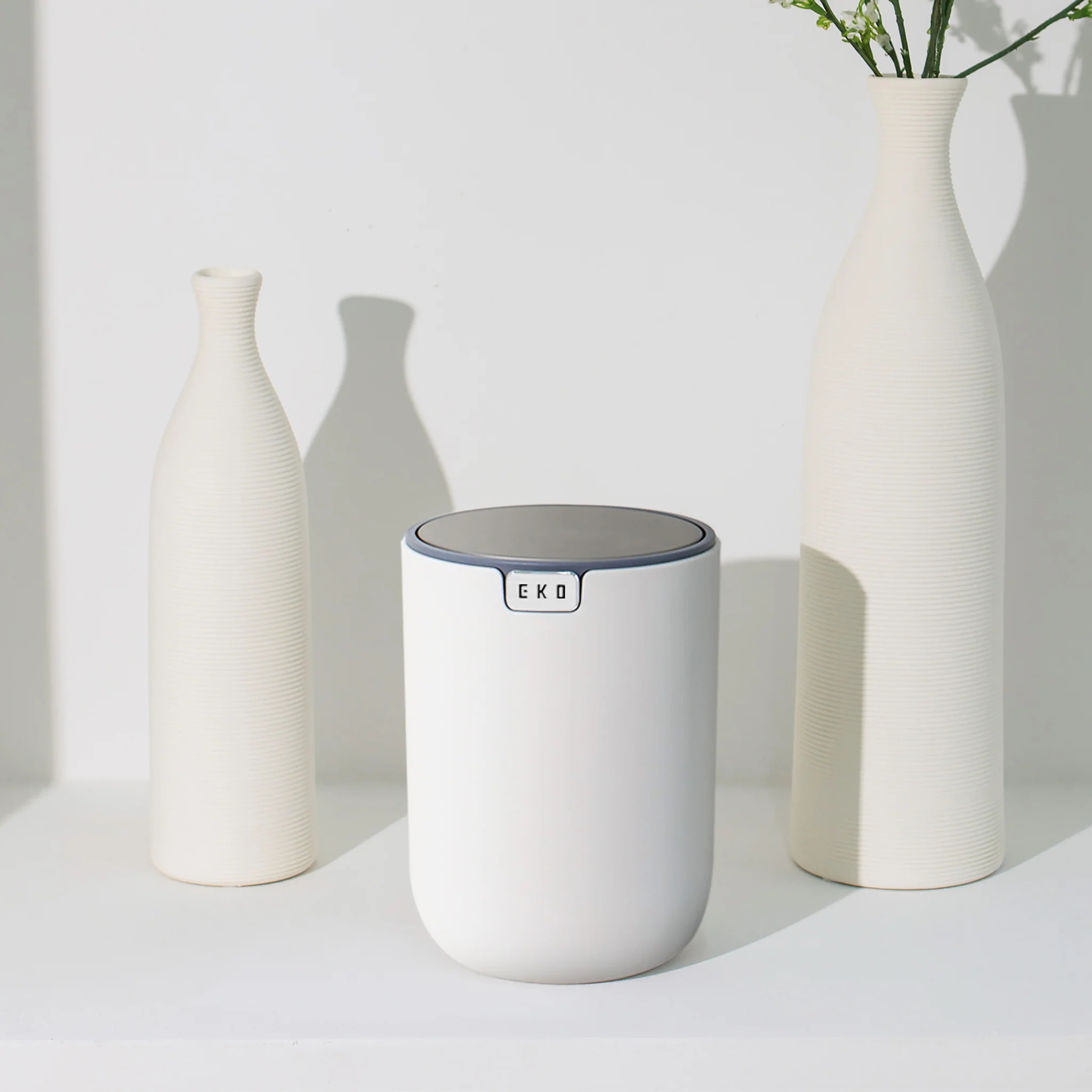 Fandy Table Bin with Swing-Top Lid - White 1.5L / 0.4 Gal - Image 8